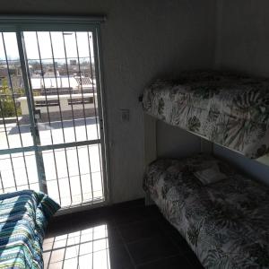 瓜伊馬倫的住宿－EDU`S HOUSE IIi，一间卧室设有两张双层床和大窗户