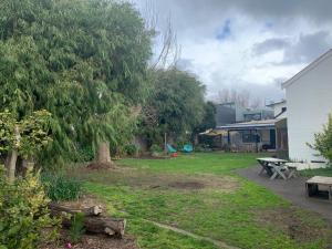 un patio con una mesa de picnic y un árbol en The F Project Residence - whole house en Warrnambool