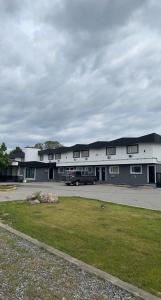 基洛納的住宿－加拿大基洛納最佳價值旅館，停在前面的带货车的建筑