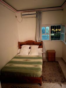 - une chambre avec un lit et une fenêtre dans l'établissement Ighbola Ouzoud, à Ouzoud