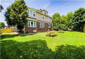 Κήπος έξω από το Centrally Located 5BR house in Niagara Falls