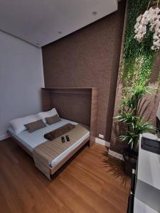 a bedroom with a bed in a room at Couto Lauredo Ap in Rio de Janeiro
