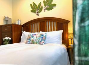 uma cama com uma cabeceira em madeira e uma almofada em Lotus Provincetown em Provincetown
