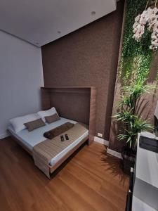 a bedroom with a bed in a room at Couto Lauredo Ap in Rio de Janeiro