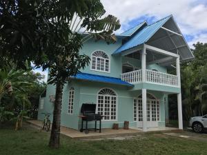 een blauw huis met een blauw dak bij GRANJA CAMPESTRE EN CONDOMINIO EL GUAMO-TOLIMA in Guamo