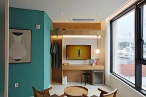 Μια τηλεόραση ή/και κέντρο ψυχαγωγίας στο Bau Haus +8 φωτογραφίες