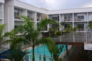 uma vista para o hotel a partir da piscina em Hotel El Aeropuerto em San José del Guaviare