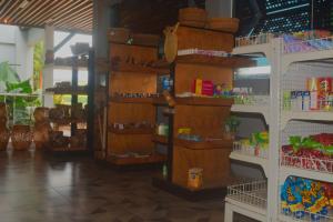 sklep z wieloma rzeczami na półkach w obiekcie Hotel El Aeropuerto w San José Del Guaviare