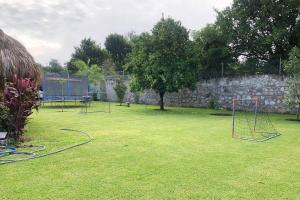 um quintal com duas redes de futebol e uma parede de pedra em Casa Ticumán, villa campestre cerca de Las Estacas em Ticumán