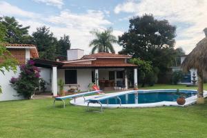 una casa con piscina nel cortile di Casa Ticumán, villa campestre cerca de Las Estacas a Ticumán