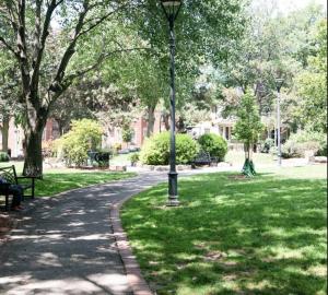 un parque con un poste de luz en el césped en Home away from Home! A place to focus and relax! en Cambridge