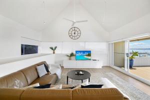 - un salon avec un canapé et une télévision dans l'établissement Crows Nest 6 Teramby Road D Albora Marina, à Nelson Bay