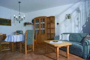 ein Wohnzimmer mit einem Sofa und einem Tisch in der Unterkunft Appartement Chalet Claudia in Mittersill