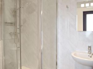 Koupelna v ubytování Neyland Marina