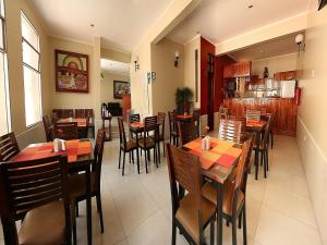 a dining room with tables and chairs in a restaurant at Hotel Rivera in Ayacucho