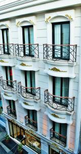 ein Gebäude mit Balkon auf der Seite in der Unterkunft Sultanahmet Newport Hotel in Istanbul