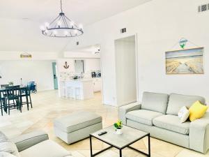 uma sala de estar com um sofá e uma mesa em Sea Salt Vacation Home, Private Pool - Walk to Beach em Panama City Beach