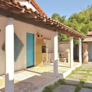 een huis met een blauwe deur aan de zijkant bij Navona beach - Casa de Praia com Piscina in Tutóia +20 foto's