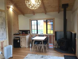 uma cozinha com uma mesa e um fogão num quarto em The River Lodge em Ohakune