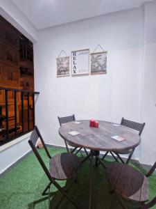a wooden table and chairs in a room at Magnifique Appartement centre ville Kénitra in Kenitra