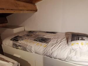 - un lit avec un journal dans la chambre dans l'établissement Appartement Les Arcs 1800, 2 pièces, 5 personnes - FR-1-346-492, à Arc 1800