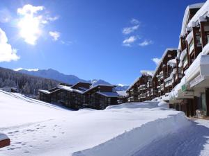 un tas de neige devant certains bâtiments dans l'établissement Appartement Les Arcs 1800, 2 pièces, 5 personnes - FR-1-346-492, à Arc 1800