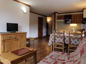 a living room with a television and a dining room at Appartement Aussois, 3 pièces, 6 personnes - FR-1-508-278 in Aussois