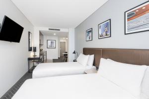 Lova arba lovos apgyvendinimo įstaigoje Holiday Inn & Suites Sydney Bondi Junction, an IHG Hotel