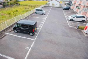 an aerial view of a parking lot with cars parked at 寄道アパート高松東インターチェンジ店201 最大5名1戸貸切 無料駐車場 in Kawashima +17 photos