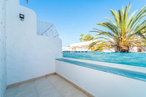 uitzicht op een zwembad vanaf het balkon van een huis bij Beach House Tenerife in Costa Del Silencio