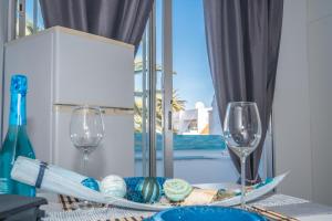 een tafel met twee wijnglazen en uitzicht op de stad bij Beach House Tenerife in Costa Del Silencio