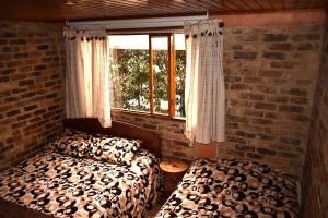 - une chambre avec un lit et une fenêtre dans l'établissement Acogedora Cabaña En Tabio con zonas verdes y BBQ, à Tabio
