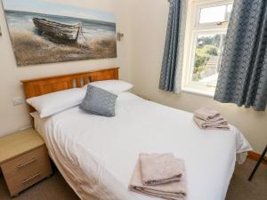 ein kleines Schlafzimmer mit einem Bett und einem Fenster in der Unterkunft Pickleridge View in Haverfordwest