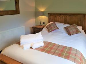 2 camas individuales en un dormitorio con en Trebor Cottage, en Annan