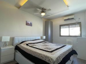 Postel nebo postele na pokoji v ubytování Beautiful 2-bedroom condo in the heart of Tel Aviv