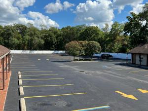 un parcheggio vuoto con contrassegni gialli di 112 Motel a Medford