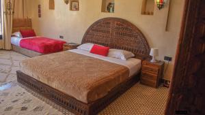 Postel nebo postele na pokoji v ubytování Auberge RIAD DLIM Tamraght