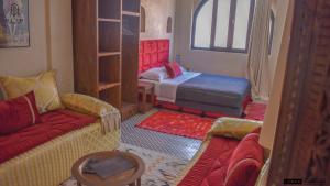 Postel nebo postele na pokoji v ubytování Auberge RIAD DLIM Tamraght