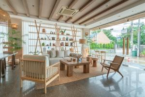 uma sala de estar com um sofá e uma mesa em Tribe Pattaya SHA certificated em Praia de Jomtien
