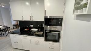 Kitchen o kitchenette sa Moderno piso de 3 dormitorios en la playa de Rincon de la Victoria Malaga