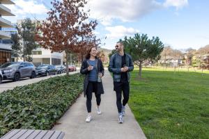 mężczyzna i kobieta idący po chodniku w obiekcie The Sebel Canberra Campbell w mieście Canberra