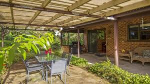 Shady Trees Barrington外面的花园