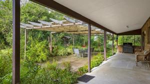 Shady Trees Barrington外面的花园