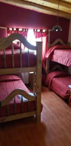 een kamer met 2 stapelbedden en een raam bij La Comarca in Uspallata