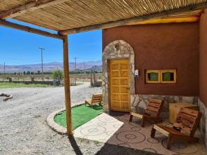 een huis met een groen gazon voor een deur bij La Comarca in Uspallata