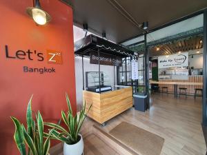 曼谷的住宿－Let's Zzz Bangkok，墙上有z bangkok标志的餐厅