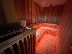 vista sulla sauna con pavimenti in legno di Shoji Lake Hotel a Fujikawaguchiko