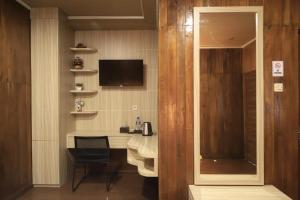 a room with a table and a television in a room at d' Omah Afi 1 in Jarakan