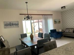 a living room with a dining room table and chairs at CASA YEYI in La Paz