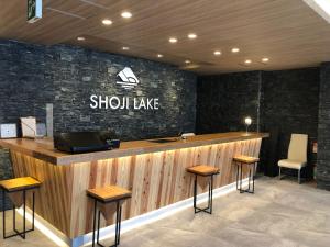 Certifikát, hodnocení, plakát nebo jiný dokument vystavený v ubytování Shoji Lake Hotel